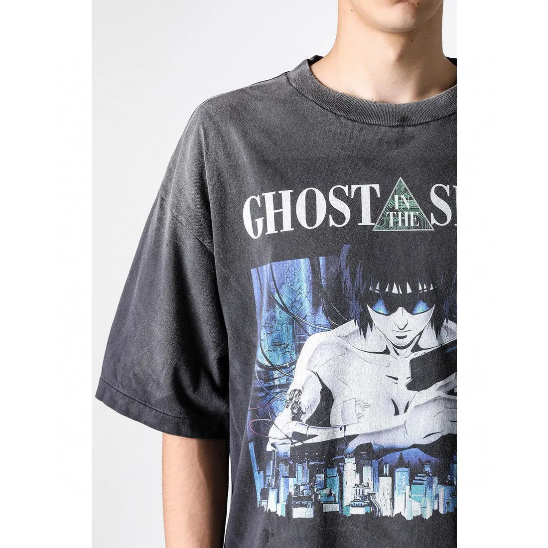 GHOST IN THE SHELL x SAINT Mxxxxxx SS TEE/BLK Classic big IP Ghost in the Shell co-branded model Sunglasses Motoko/Motoko character TEE Washed black S-XL Look for the cylindrical fabric without side seams. The opening is almost meaningless. Asut ready-made garments dyed. The whole piece is sprayed with Ma Liu. Re-spray heavy areas to fade. The collar and cuffs are frayed. Many places are broken. Oversized printing bits. Authentic level restored. Customized joint main mark/wash mark/with little angel anti-counterfeiting mark
